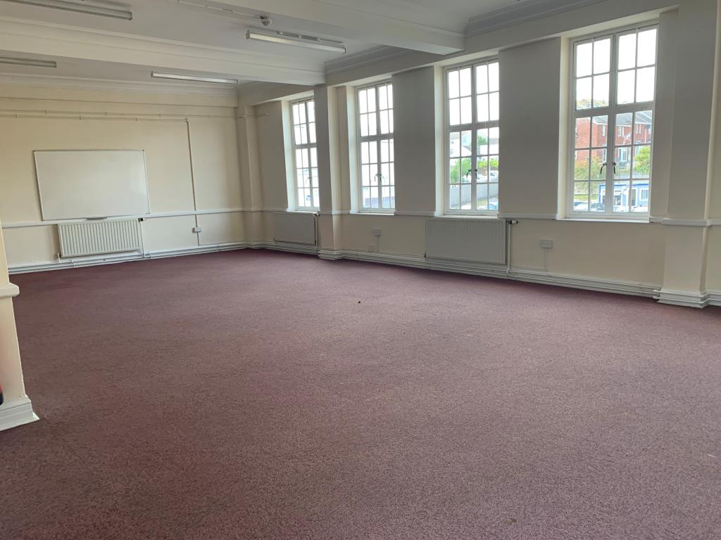 Lot: 131 - LARGE FORMER COMMUNITY CENTRE WITH RE-DEVELOPMENT POTENTIAL PLUS VACANT RETAIL UNIT -